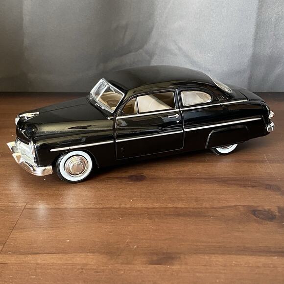 Motormax 1949 Mercury Black Diecast Model Car 1:24 Scale - Picture 3 of 11